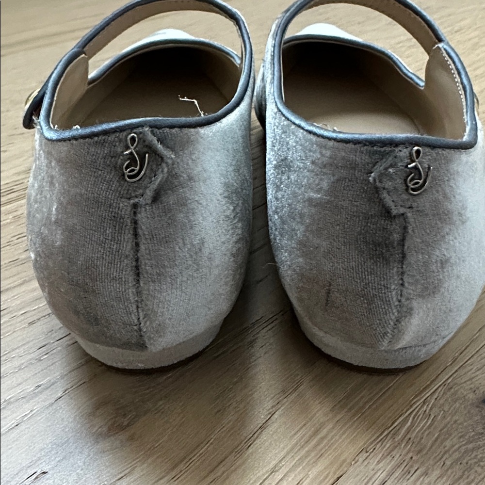 🦋1/2 OFF ENDS TONIGHT ONLY🦋Silver grey velvet Mary Jane flats🦋 - Picture 6 of 10